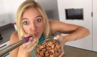 Take selfies while eating with ‘selfie spoon’