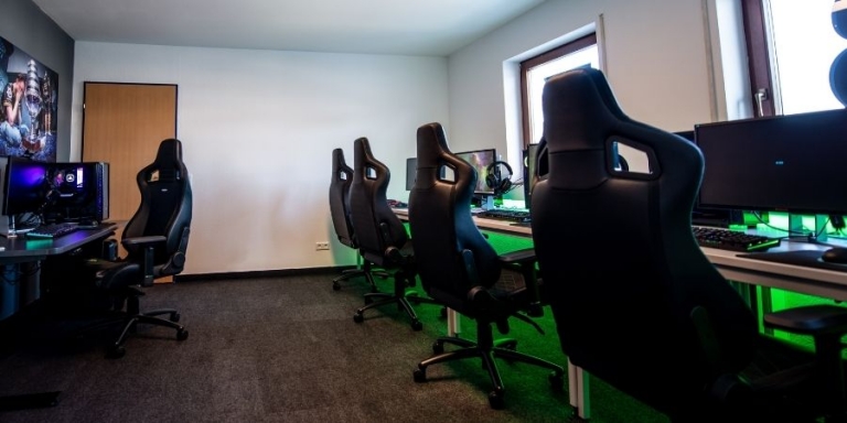 7 Best Gaming Chairs For PC Gamers