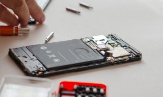 EU Rules Could Bring Back Replaceable Batteries in Smartphones by 2027