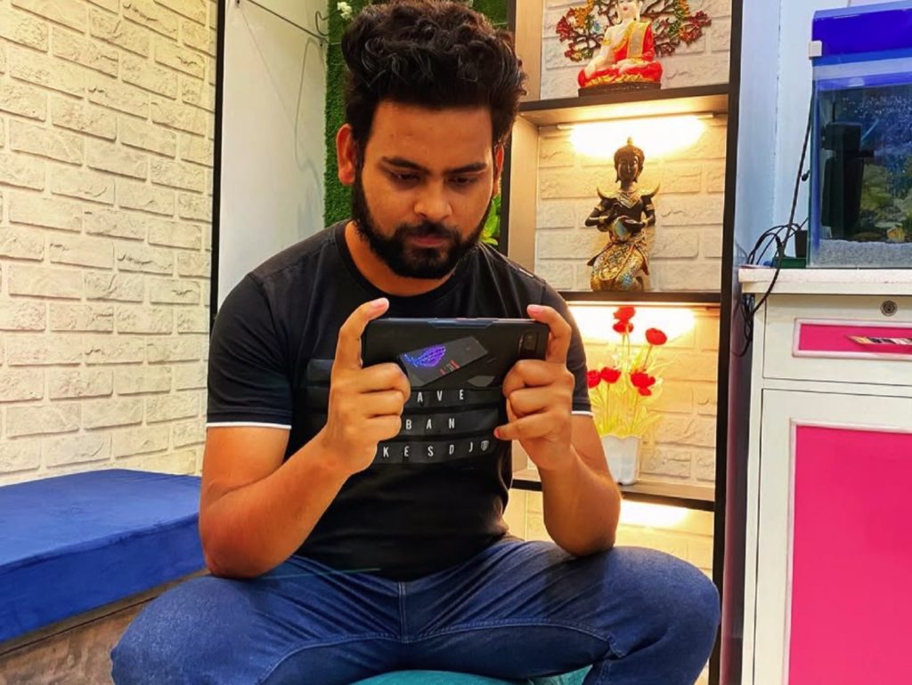 ROG Phone with case