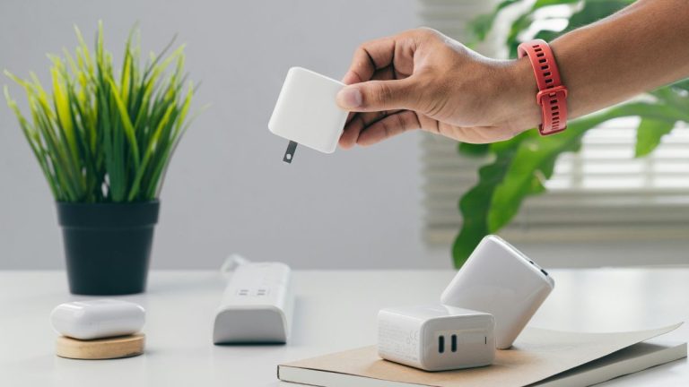 Dual Port PD Charger: Slim Design vs. Shock-Absorbing Corners